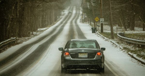 Een foto van een auto op de weg in winterse omstandigheden