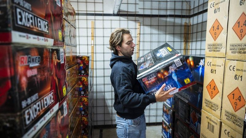 ILLUSTRATIEF - Een vuurwerkverkoper laat het vuurwerk in zijn vuurwerkopslag zien. Het loopt storm bij vuurwerkverkopers. Ze openen hun webwinkels eerder en draaien meer omzet. Dat lijkt alles te maken te hebben met het naderende vuurwerkverbod. ANP LINA SELG
