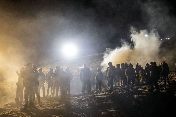 VS gebruikt weer traangas tegen migranten