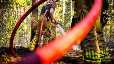 HELDEN - Brandweer blust na tijdens een grote natuurbrand in het Limburgse Helden. Het getroffen gebied bedraagt ongeveer 7000 vierkante meter. ROB ENGELAAR / ANP