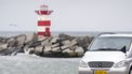 Op deze foto ziet u een lijkwagen welke vertrekt bij het Noordelijk Havenhoofd in Scheveningen, nadat een stoffelijk overschot werd gevonden.