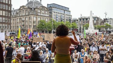 2023-06-18 14:20:12 AMSTERDAM - Sahar Shirzad, jurist, programmamaker, oprichter Refugee Millennials, spreekt tijdens een demonstratie voor recht om te migreren op de Dam. Hulporganisatie MiGreat houdt een nationale demonstratie in de aanloop naar de Dag van de Vluchteling op 20 juni. ANP DINGENA MOL