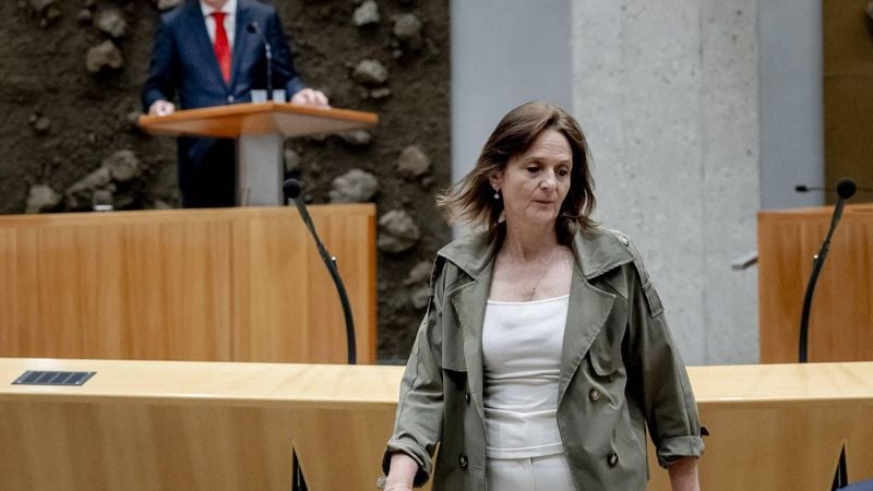 DEN HAAG - Nicolien van Vroonhoven (NSC) en Geert Wilders (PVV) tijdens een debat in de Tweede Kamer over de val van het kabinet. Geert Wilders heeft zijn steun voor de coalitie ingetrokken en laat daarmee het kabinet vallen. ANP REMKO DE WAAL