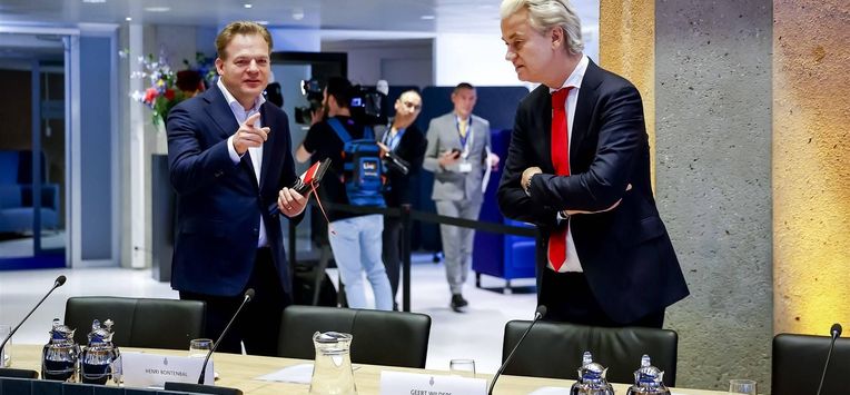 Pieter Omtzigt (L, NSC) en Geert Wilders (R, PVV) voorafgaand aan een bijeenkomst met lijsttrekkers in de Tweede Kamer. Het doel van de bijeenkomst is om een verkenner aan te wijzen met als taak gesprekken te voeren met de fracties en te onderzoeken welke coalitiemogelijkheden zij voor zich zien. ANP SEM VAN DER WAL
