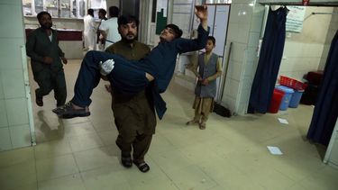 Bij een gevangenis in de Afghaanse stad Jalalabad zijn zondag drie bommen ontploft.