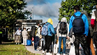 TER APEL - Asielzoekers komen aan vanuit Stadskanaal bij het aanmeldcentrum in Ter Apel. Vanwege het hoge aantal asielzoekers in Ter Apel besloot het Centraal Orgaan opvang om alleen vrouwen, kinderen en kwetsbare personen toe te laten. Alleengaande mannen moesten daardoor buiten het terrein wachten en uiteindelijk noodgedwongen de nacht doorbrengen in een sporthal in Stadskanaal. ANP SIESE VEENSTRA