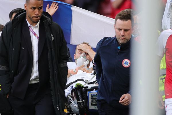 Deense voetballer Eriksen vecht voor zijn leven na reanimatie tijdens duel Denemarken - Finland