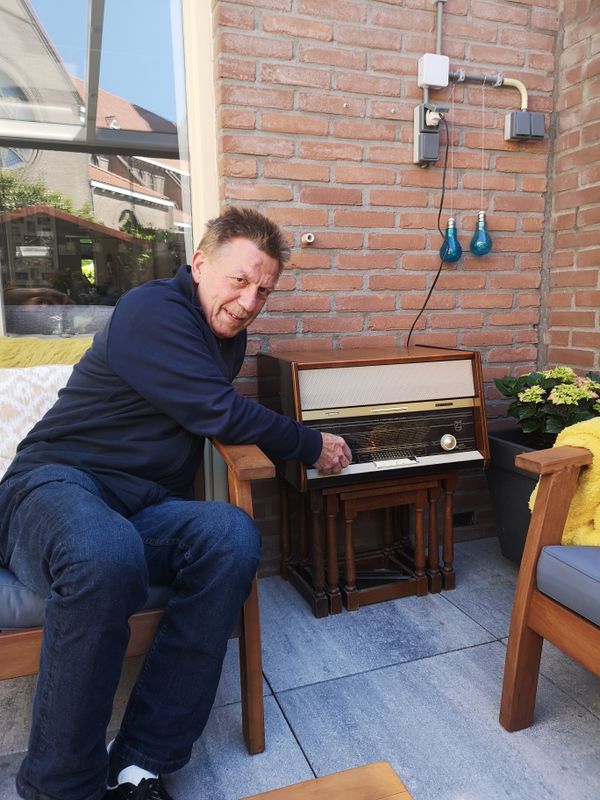 Ludwig van der Valk draait aan z'n antieke radio