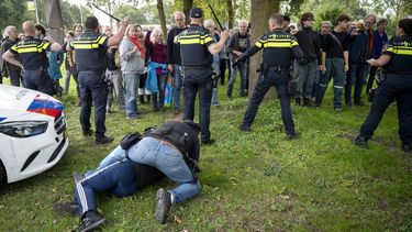 ZEVENAAR - Politie houdt klimaatactivisten van Extinction Rebellion tegen die proberen de snelweg A12 te blokkeren. De activisten willen dat het kabinet stopt met 'subsidiëring van fossiele brandstoffen'. JOSH WALET / ANP