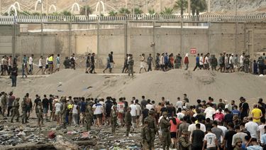 Spanish soldiers control as migrants cross back to Morocco after they crossed the border to enter Spain's north Africa's Ceuta enclave on July 31, 2026. Thousands of migrants crossed overnight from Morocco into Ceuta enclave, a police source said, as Spanish Prime Minister was set to arrive to manage the latest migrant crisis on the border. In recent days, a total of around 40,000 migrants have crossed into the territory, population 80,000, the source added.
JORGE GUERRERO / AFP