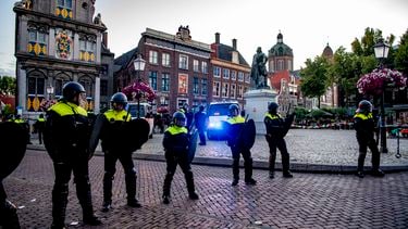 De ME sluit het plein de Roode Steen bij het standbeeld van Jan Pieterszoon Coen af. Bij een demonstratie op een andere plek in de stad tegen het beeld moest de politie in actie komen toen betogers zich verzetten. De betoging werd voortijdig afgebroken