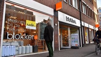 AMSTERDAM - Een filiaal van Blokker aan de Bilderdijkstraat. De winkelketen grijpt wegens tegenvallende resultaten terug op goedlopende producten uit het verleden. Artikelen als groene zeep, sudderplaatjes en de pluizentondeuse keren terug in de schappen. ANP ROBIN UTRECHT