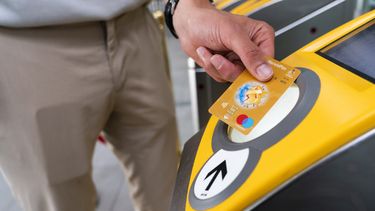 Om het reizen voor passagiers makkelijker te maken, gaat NS testen met het contactloos inchecken met een betaalpas. ovpay chipkaart ov gratis reizen