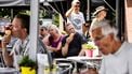 GARDEREN - Bezoekers eten een ijsje bij een ijssalon in Garderen op de Veluwe. De zon schijnt flink in Nederland en zorgt voor zomerweer met hoge temperaturen. ANP ROB ENGELAAR
