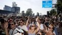 AMSTERDAM - Bezoekers van de Highway rave Op de Ring op de autoloze Ring A10 waar de stad Amsterdam haar 750e verjaardag viert met een groot feest. Het is een van de vele feesten in het jubileumjaar met onder meer muziek, sport, theater en dans. ANP RAMON VAN FLYMEN