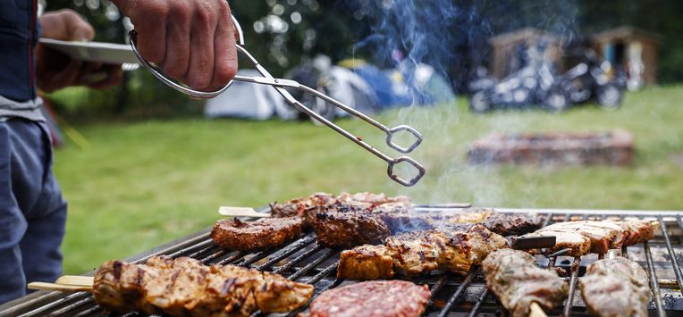 Een foto van een barbecue op de camping