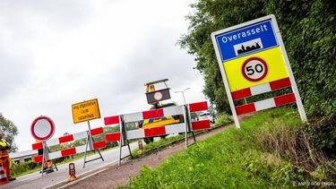 OVERASSELT - Een wegafzetting nabij de Ewijkseweg in het Gelderse Overasselt na een schietincident. Een persoon is overleden en twee politieagenten raakten gewond. ROB ENGELAAR / ANP