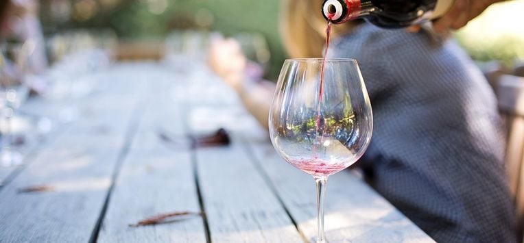 glas wijn in de tuin