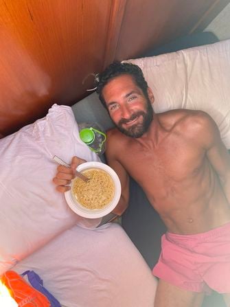 Een foto van Raymond in Panama met een bord eten op de boot