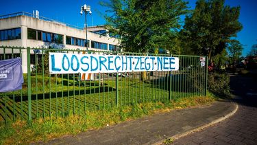 LOOSDRECHT - Een protest bij het gemeentehuis tegen de komst van een opvangcentrum voor asielzoekers. De gemeente wil maximaal 110 asielzoekers huisvesten in het grotendeels leegstaande gemeentehuis. JOSH WALET / ANP