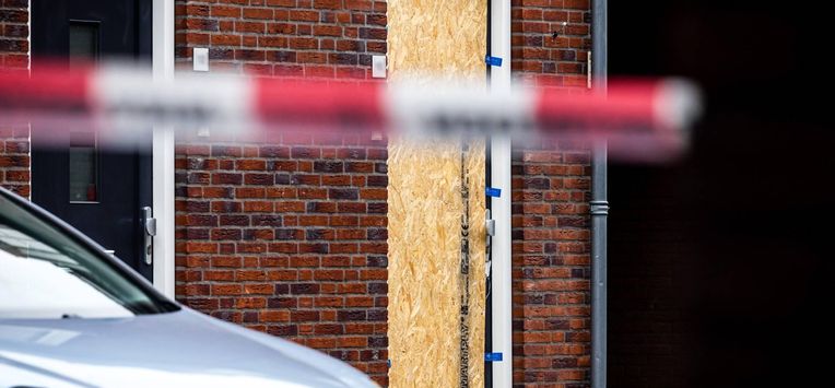 MOERGESTEL - De voordeur van de woning aan de Janus Rooijakkersstraat is dichtgetimmerd, een dag nadat de politie twee kinderen zwaargewond in de woning had gevonden. Hun vader was eerder op de avond als spookrijder betrokken bij een ongeluk op de A58. ANP ROB ENGELAAR **OPMERKING VAN DE REDACTIE: huisnummers onherkenbaar gemaakt.**