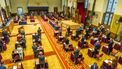 Op deze foto is de Eerste Kamer te zien, tafeltjes staan ver uit elkaar.