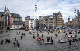 Een foto van winkelend publiek in het centrum van Amsterdam.