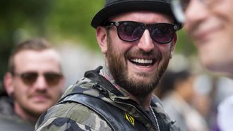 AMSTERDAM - Ben Saunders arriveert, samen met leden van motorclub Satudarah, op de motor bij het Ketelhuis voor de premiere van de documentaire Satudarah One Blood. De film van regisseur Joost van der Valk geeft een kijkje achter de schermen van de motorclub. ANP  MARCO DE SWART