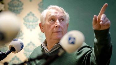 HILVERSUM - Koos Postema tijdens de uitzending. NOS Langs de Lijn bestaat vijftig jaar en dat wordt gevierd met onder meer een extra lange radiouitzending op zondag 1 januari. ANP  SANDER KONING