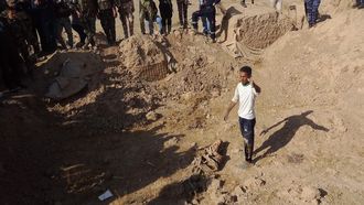 Eén van de vermoedelijk vijf massagraven in al-Bakara. Foto: AFP 
