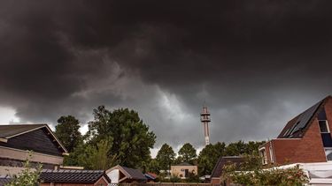 HOOGEZAND - De wolken van een zware onweersbui verduisteren de hemel boven Hoogezand. ANP GINOPRESS