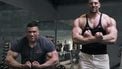 Bodybuilders doen recordpoging met eten van mega hamburger 