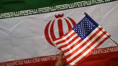 epa12896943 A shopkeeper displays Iranian, and US flags at a shop in Karachi, Pakistan, 17 April 2026. Pakistan has emerged as a key venue for diplomacy between the United States and Iran, with Islamabad hosting talks aimed at easing regional tensions and sustaining dialogue after a fragile ceasefire.  EPA/SHAHZAIB AKBER