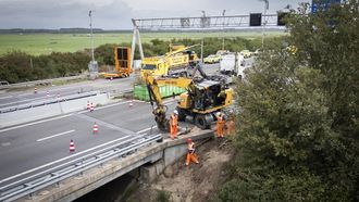 NIJKERK - Dronefoto van de Hardenbergerbrug. Een aannemer voert herstelwerkzaamheden uit bij de brug. Tijdens een inspectie bleek zand en grind te zijn weggespoeld rond de pijlers. Omdat Rijkswaterstaat de veiligheid van de constructie niet kan garanderen, werd de brug in beide richtingen afgesloten. JEROEN JUMELET / ANP