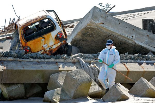 Op de foto een vernielde auto na de tsunami en de kernramp in Fukushima in Japan