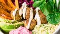 Falafel bowl met zoete aardappel en avocado