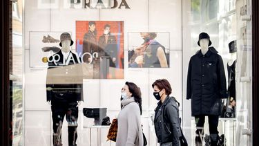 Een foto van winkelende mensen met mondkapjes op in Amsterdam