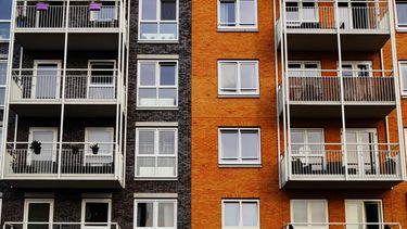 De rechter heeft bepaald dat de WOZ-cap blijft, waardoor huurprijzen minder hard stijgen. Wat betekent dit voor huurders en verhuurders?