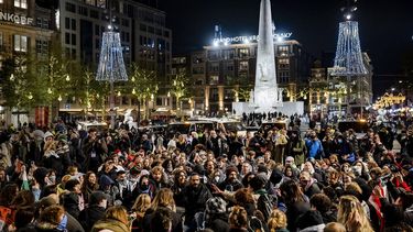 AMSTERDAM - Pro-Palestijnse demonstranten voeren actie tegen fascisme en genocide op de Dam. In de hoofdstad geldt een noodverordening vanwege het geweld na de wedstrijd tussen Ajax - Maccabi Tel Aviv. De noodmaatregel houdt onder meer een demonstratieverbod in. ANP RAMON VAN FLYMEN