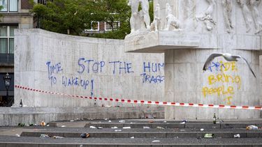 AMSTERDAM – Het Nationaal Monument op de Dam in Amsterdam is beklad. De politie heeft het gebied met afgezet voor onderzoek. MICHEL VAN BERGEN / ANP