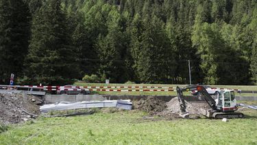 epa13231343 A view of the scene of an accident involving a Dutch travel coach in Susch, Canton of Grisons, Switzerland, 11 September 2026. Five people died and several others were injured in a tour bus crashed on the road between Susch and Zernez in the Engadin Valley on 10 September, according to a statement released by the Grisons cantonal police.  EPA/MICHAEL SCHMID