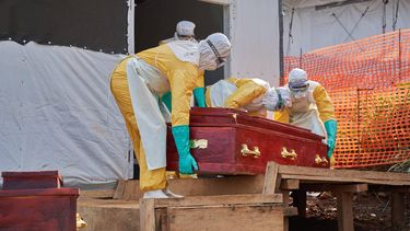 epa13075381 Staff carry a coffin for a victim of Ebola at the hospital in Mongbwalu, Ituri, Democratic Republic of Congo, 26 June 2026 (issued 30 June 2026). Mongbwalu in Ituri, a town situated in the eastern Democratic Republic of the Congo, is where the Bundibugyo Ebola virus outbreak is believed to have started. Ituri is the most affected province, with 1,165 confirmed cases from 23 health zones, according to the country's Ministry of Health.  EPA/DIEUDONNE DIROLE