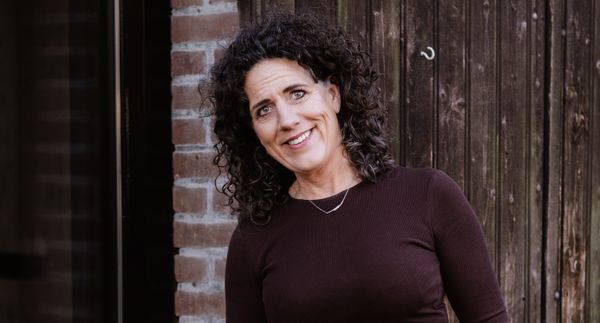 Chantal (57) leefde jarenlang met chronische pijn: ‘Het maakt je leven heel klein’