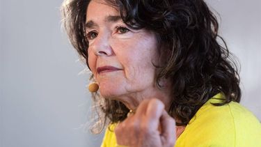 AMSTERDAM - Dieuwertje Blok neemt een Gouden Boekje van Het verhaal van Sinterklaas in ontvangst. ANP KIPPA EVERT ELZINGA