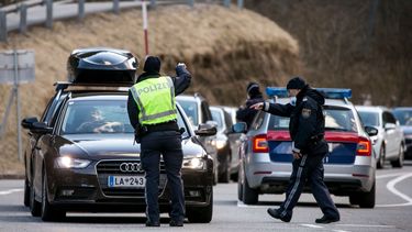 Een foto van bewakers op de weg in Ischgl in Oostenrijk