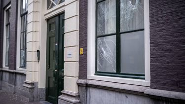 DEN HAAG - Schade aan het partijkantoor van D66 in Den Haag. Eerder op de dag gooiden demonstranten de ramen van het pand in, nadat een demonstratie tegen immigratie op het Malieveld uit de hand liep. ANP LINA SELG