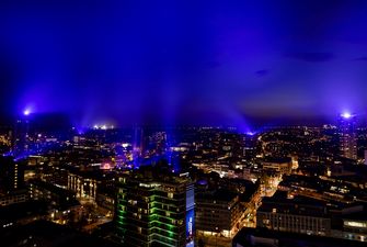 Een foto met een overzicht van Eindhoven in het blauwe licht