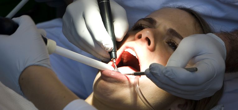 Mond vol tanden: Knappe tandarts verovert Facebook