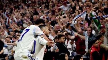 epa12979288 Emiliano Buendia (R) of Aston Villa celebrates with teammate Morgan Rogers in front of fans after scoring his team's second goal during the UEFA Europa League final between SC Freiburg and Aston Villa in Istanbul, Turkey, 20 May 2026.  EPA/BRADLEY SECKER