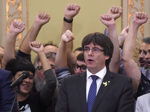 Carles Puigdemont zingt het Catalaanse volkslied ‘Els Segadors’ na een sessie in het Catalaanse parlement in Barcelona. Foto: AFP | Josep Lago 